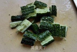 蒜蓉辣酱拌黄瓜的做法步骤：3