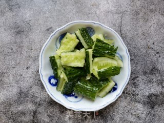 蒜蓉辣酱拌黄瓜的做法步骤：4