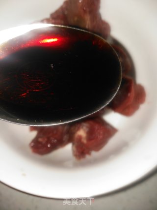 蒜香口蘑牛肉粒????的做法步骤：2