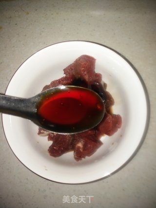 蒜香口蘑牛肉粒????的做法步骤：3