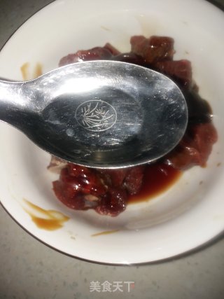 蒜香口蘑牛肉粒????的做法步骤：4