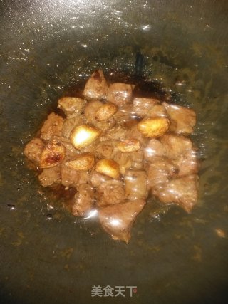 蒜香口蘑牛肉粒????的做法步骤：10