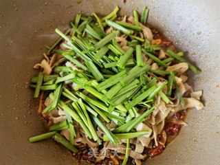 韭菜炒毛肚的做法步骤：10