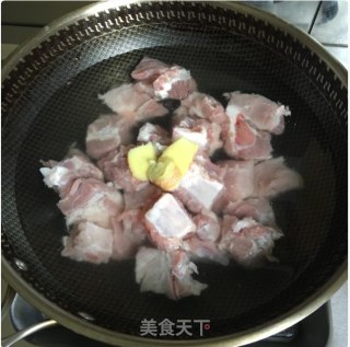 冬瓜粉丝排骨汤的做法步骤：1