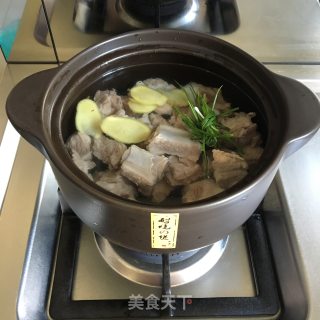 冬瓜粉丝排骨汤的做法步骤：2