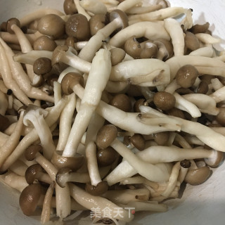 鸡蛋炒蟹味菇的做法步骤：1
