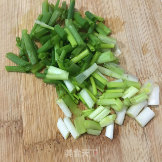 鸡蛋炒蟹味菇的做法步骤：2