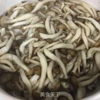 鸡蛋炒蟹味菇的做法步骤：5