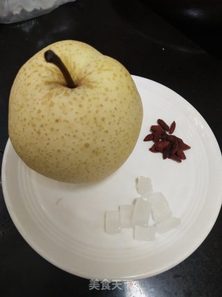 秋季必备止咳化痰润肺的冰糖枸杞炖雪梨糖水的做法步骤：1