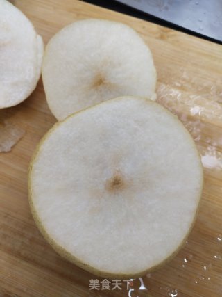 秋季必备止咳化痰润肺的冰糖枸杞炖雪梨糖水的做法步骤：2