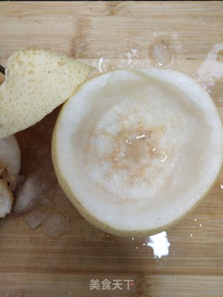 秋季必备止咳化痰润肺的冰糖枸杞炖雪梨糖水的做法步骤：3