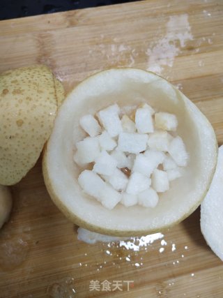 秋季必备止咳化痰润肺的冰糖枸杞炖雪梨糖水的做法步骤：4