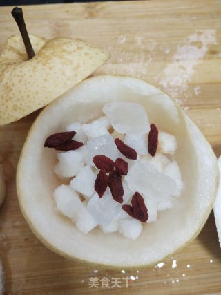 秋季必备止咳化痰润肺的冰糖枸杞炖雪梨糖水的做法步骤：5