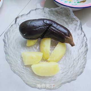 鸡蛋酱拌茄子蒸土豆的做法步骤：2