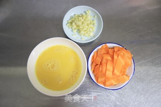 鸡蛋炒秋葵的做法步骤：2