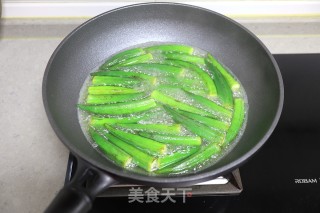 鸡蛋炒秋葵的做法步骤：3