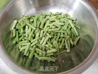 黄豆芽豇豆肉丝蒸面的做法步骤：2