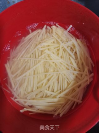 酸辣土豆丝的做法步骤：3