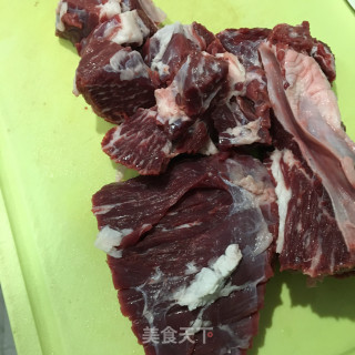 萝卜红烧牛腩的做法步骤：1