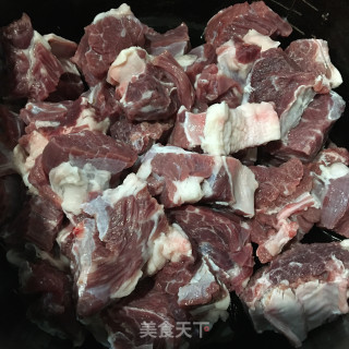 萝卜红烧牛腩的做法步骤：2