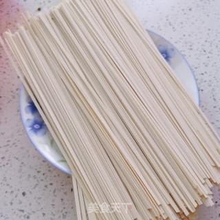 清汤面的做法步骤：1