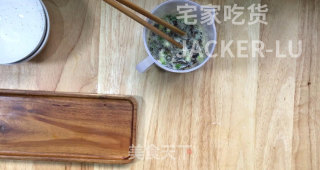 紫菜煎蛋饼，营养丰富，烹调方法简单，特别适合家庭制作。的做法步骤：2