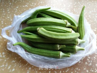 牛肉炒秋葵的做法步骤：2