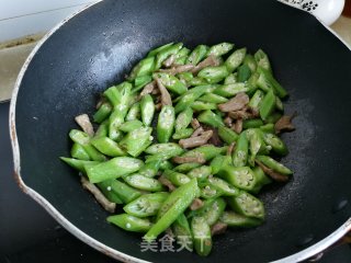 牛肉炒秋葵的做法步骤：6