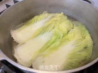金针菇白菜卷的做法步骤：3