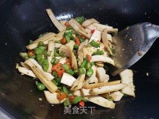 线椒炒豆干的做法步骤：5