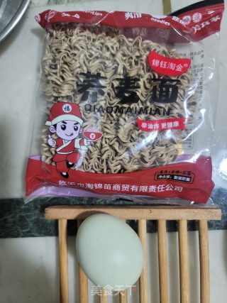 荷包蛋焖荞麦面的做法步骤：1