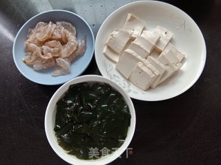 虾仁裙带菜豆腐汤的做法步骤：1