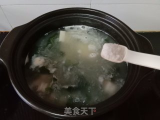 虾仁裙带菜豆腐汤的做法步骤：5