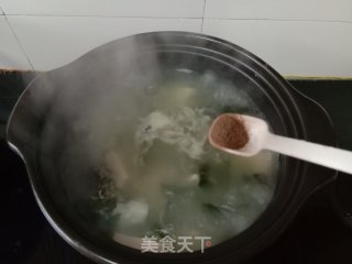 虾仁裙带菜豆腐汤的做法步骤：6