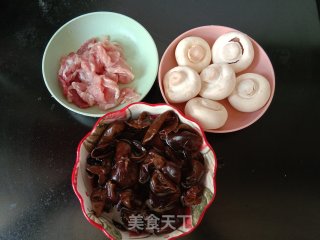 口蘑黑木耳炒肉片的做法步骤：1