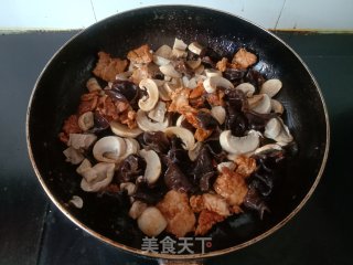 口蘑黑木耳炒肉片的做法步骤：7