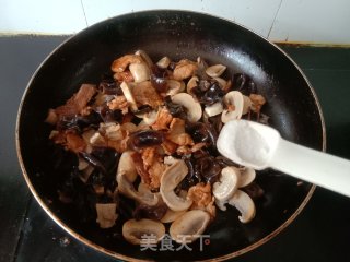 口蘑黑木耳炒肉片的做法步骤：8