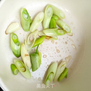 葱油大虾焖面的做法步骤：4