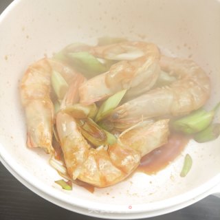 葱油大虾焖面的做法步骤：8