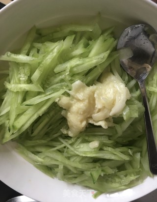 烤肉黄瓜蒜香面的做法步骤：7