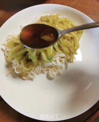 烤肉黄瓜蒜香面的做法步骤：9