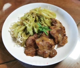 烤肉黄瓜蒜香面的做法步骤：10