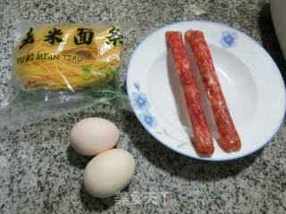 香肠鸡蛋玉米面条的做法步骤：1