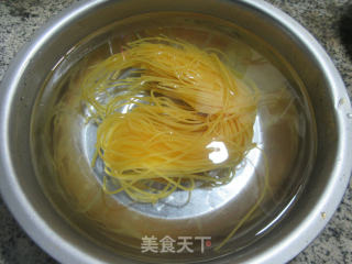 香肠鸡蛋玉米面条的做法步骤：2