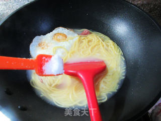 香肠鸡蛋玉米面条的做法步骤：7