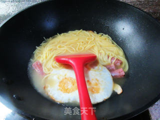 香肠鸡蛋玉米面条的做法步骤：9