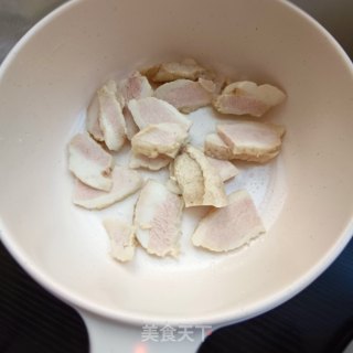回锅肉炖豇豆角的做法步骤：2
