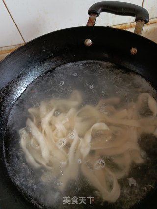 牛肉蔬菜拌面的做法步骤：1