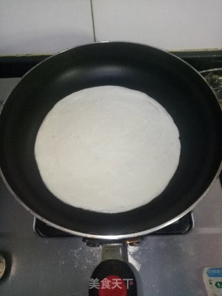 鸡蛋肉松手抓饼的做法步骤：1
