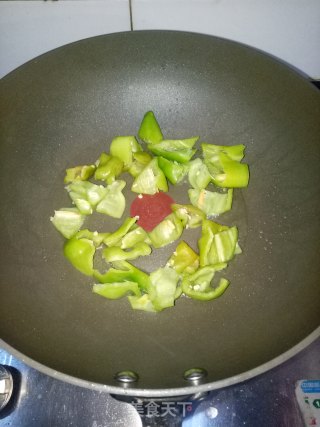 尖椒炒西葫芦的做法步骤：2